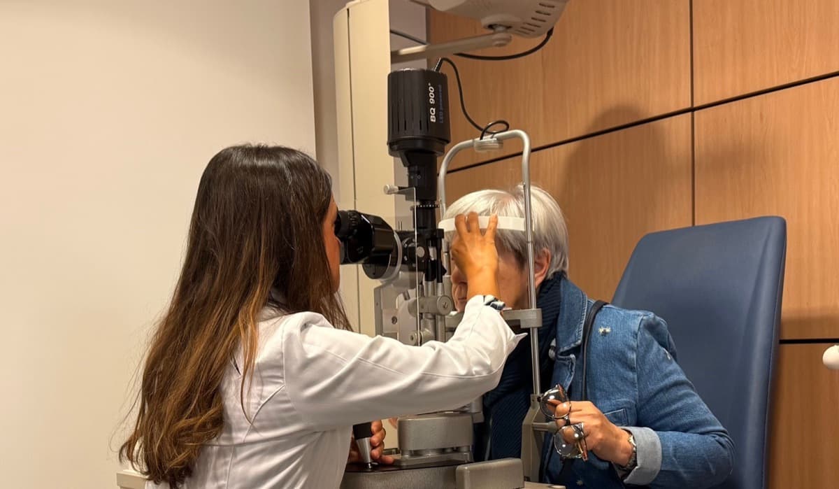 Oftalmolog pregleda stariju pacijentkinju na biomikroskopu u ordinaciji