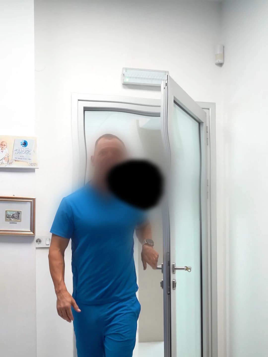 Simulacija degeneracije makule: centralna tamna mrlja zaklanja deo dr Marka Zlatanovića, a okolne linije ordinacije su iskrivljene.