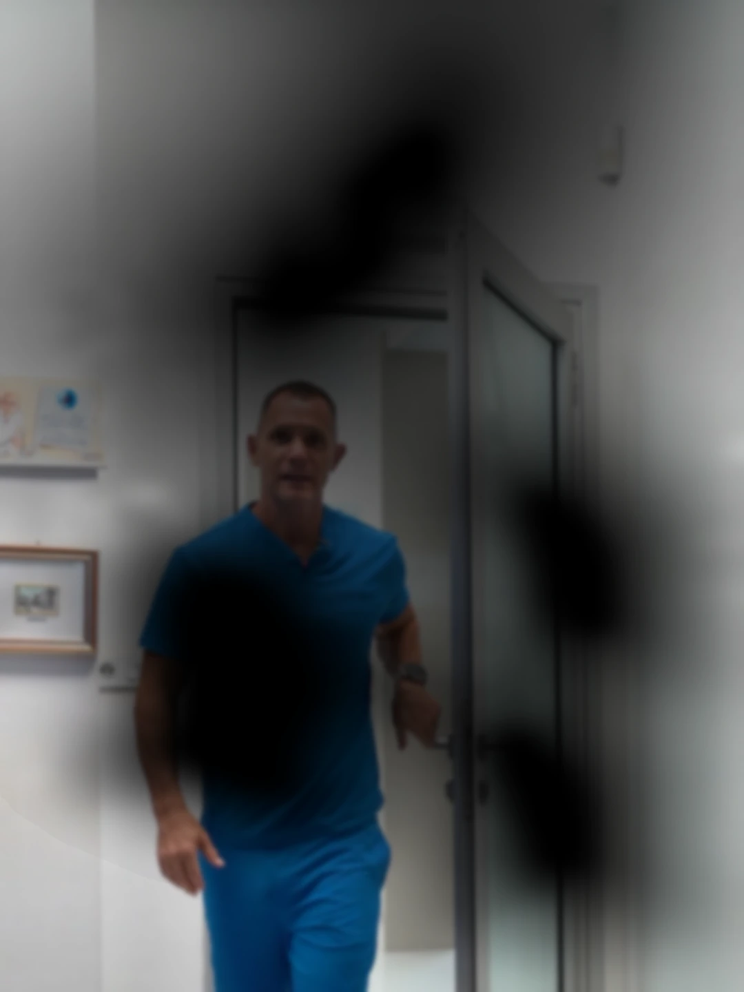 Simulacija uznapredovale dijabetičke retinopatije: dr Marko Zlatanović u ordinaciji kroz zamućenje i više nepravilnih tamnih mrlja.