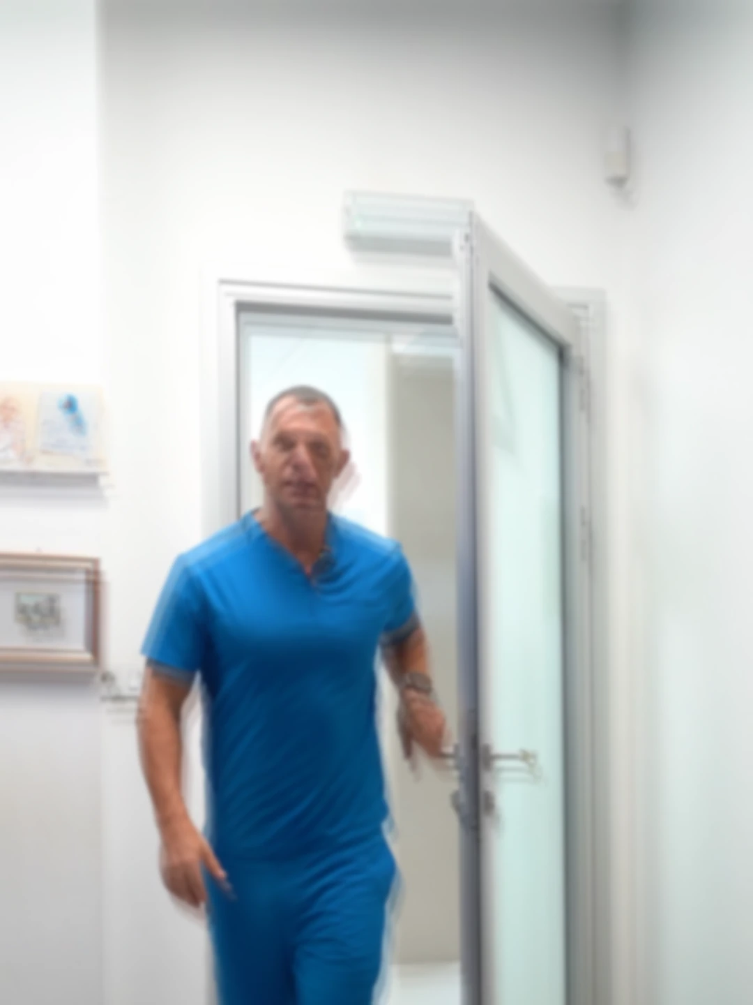 Simulacija keratokonusa i izraženog astigmatizma: dr Marko Zlatanović i konture ordinacije su zamućeni, sa pomerenim senkama ivica.