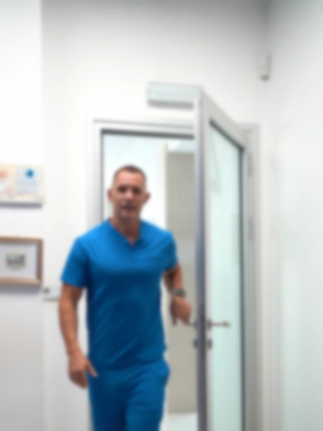 Simulacija nekorigovane kratkovidosti od -2,00 dioptrije: dr Marko Zlatanović i udaljeni detalji ordinacije su zamućeni.