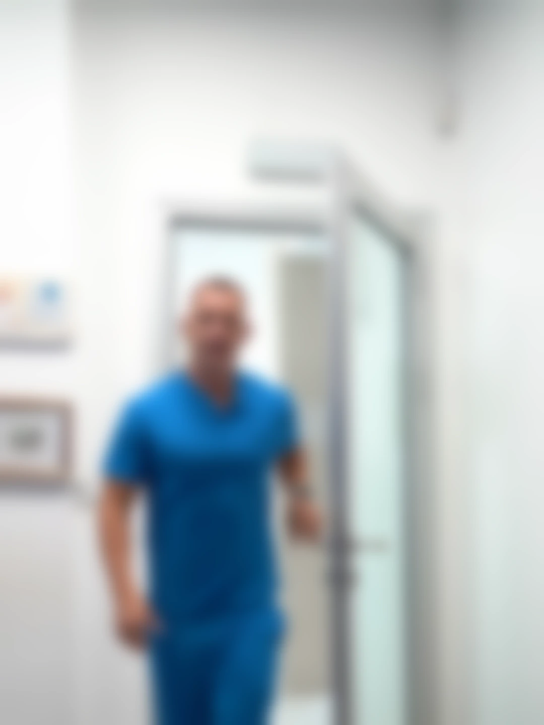 Simulacija nekorigovane kratkovidosti od -4,00 dioptrije: dr Marko Zlatanović i detalji ordinacije znatno su zamućeni.