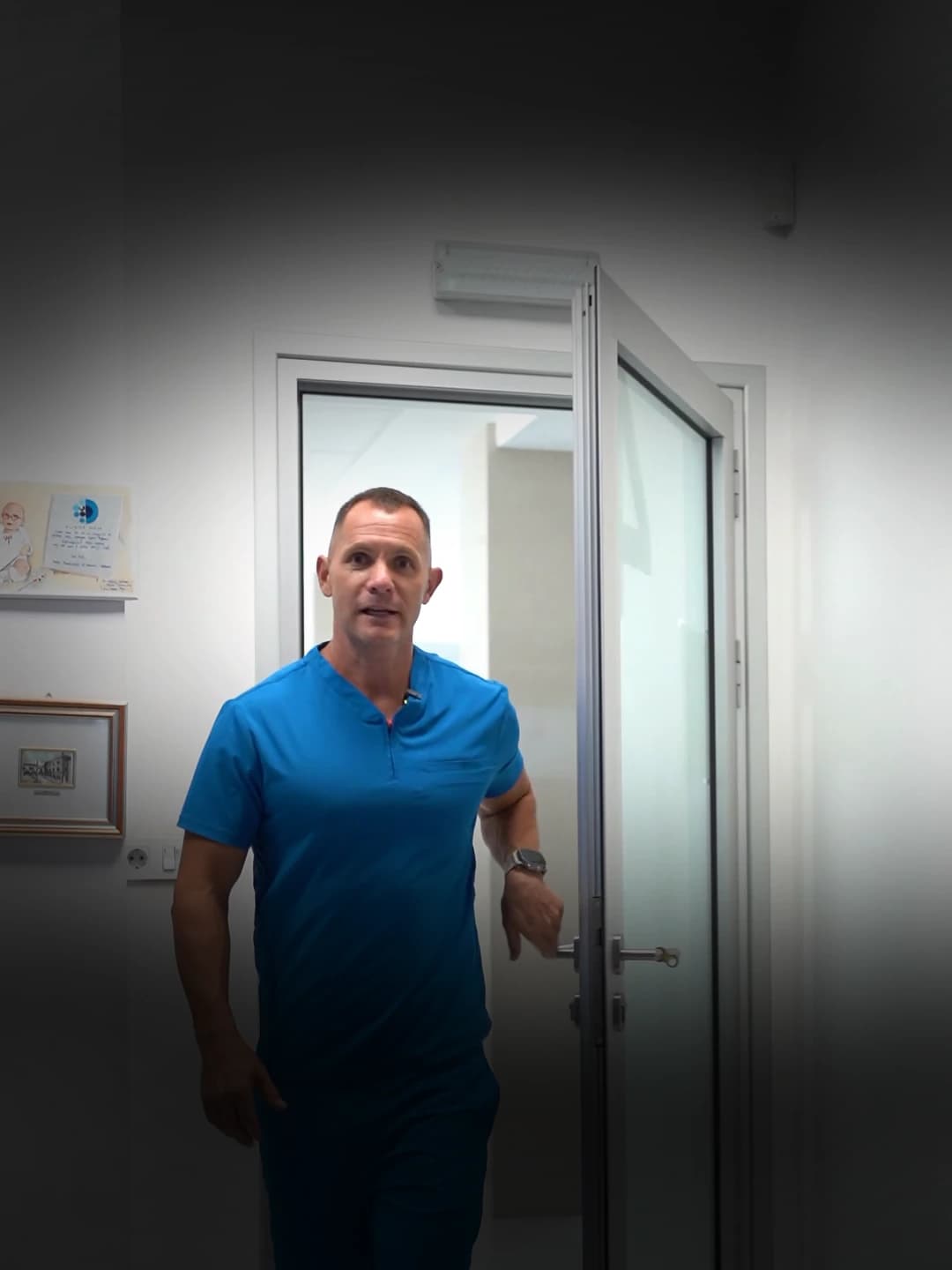 Simulacija pigmentnog retinitisa: dr Marko Zlatanović vidi se kroz ovalnu centralnu oblast, dok su periferija, vrh i dno prizora zatamnjeni.