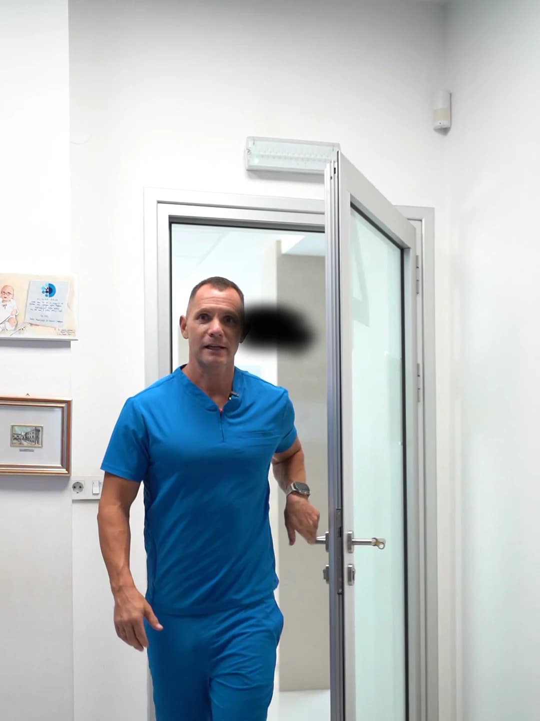 Simulacija solarne retinopatije: mala tamna centralna mrlja zaklanja deo figure dr Marka Zlatanovića, dok je ostatak ordinacije jasniji.